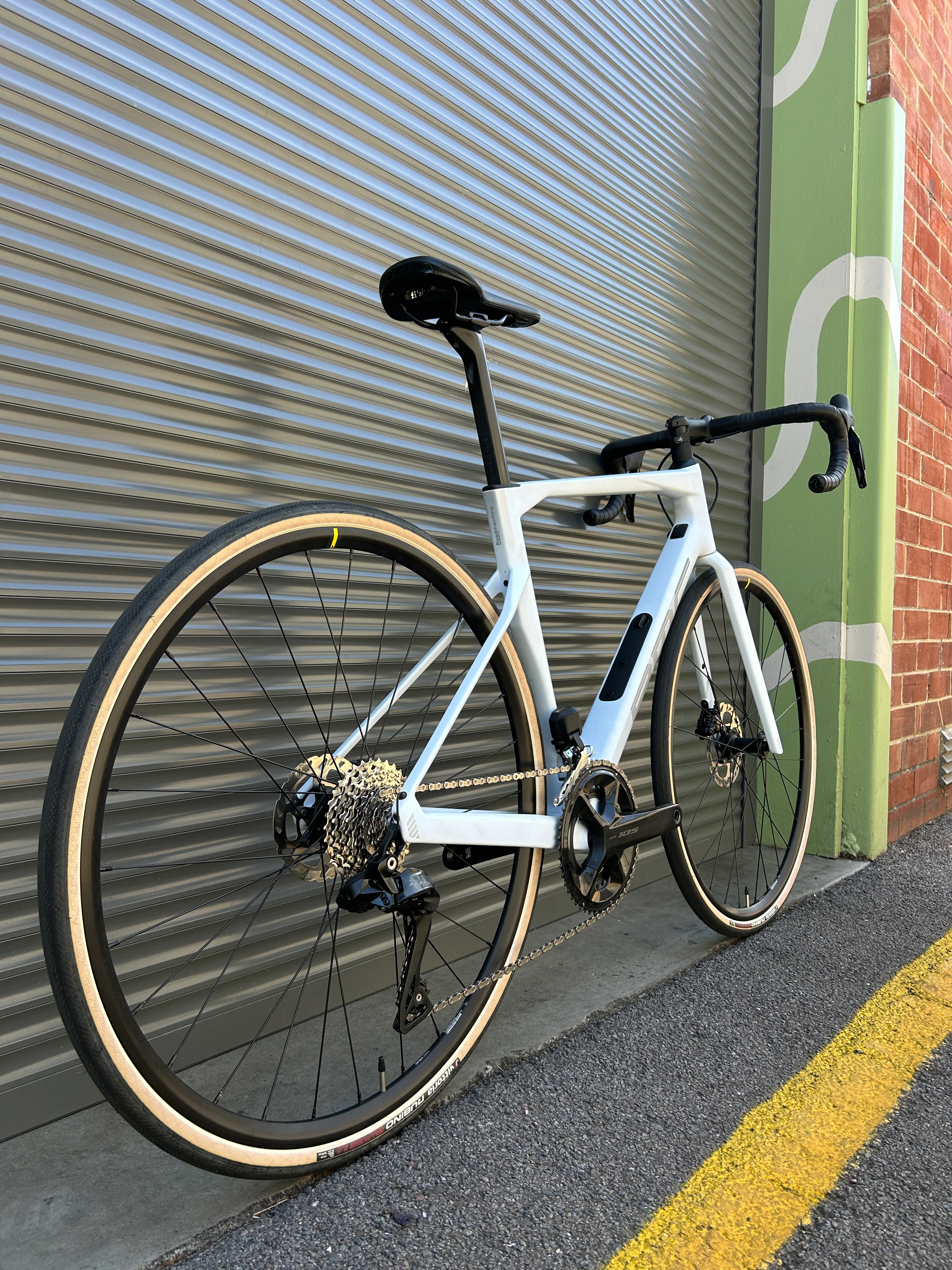 2025 BMC RoadMachine Four - 54cm - Image 3