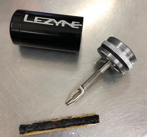 LEZYNE TUBELESS KIT ALLOY HOLDER INCLUDES 5 PLUGS, INTEGRATED REAMER