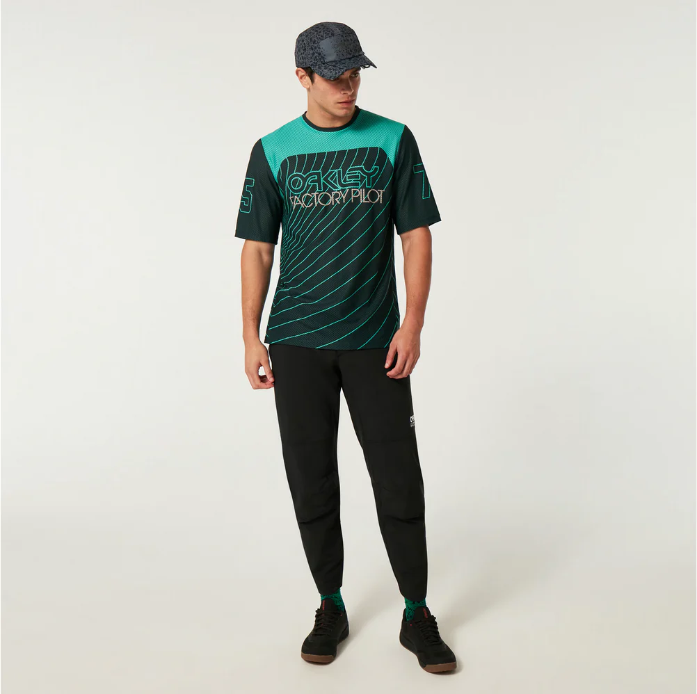 OAKLEY ELEMENT LITE MTB PANT BLACKOUT - Image 3