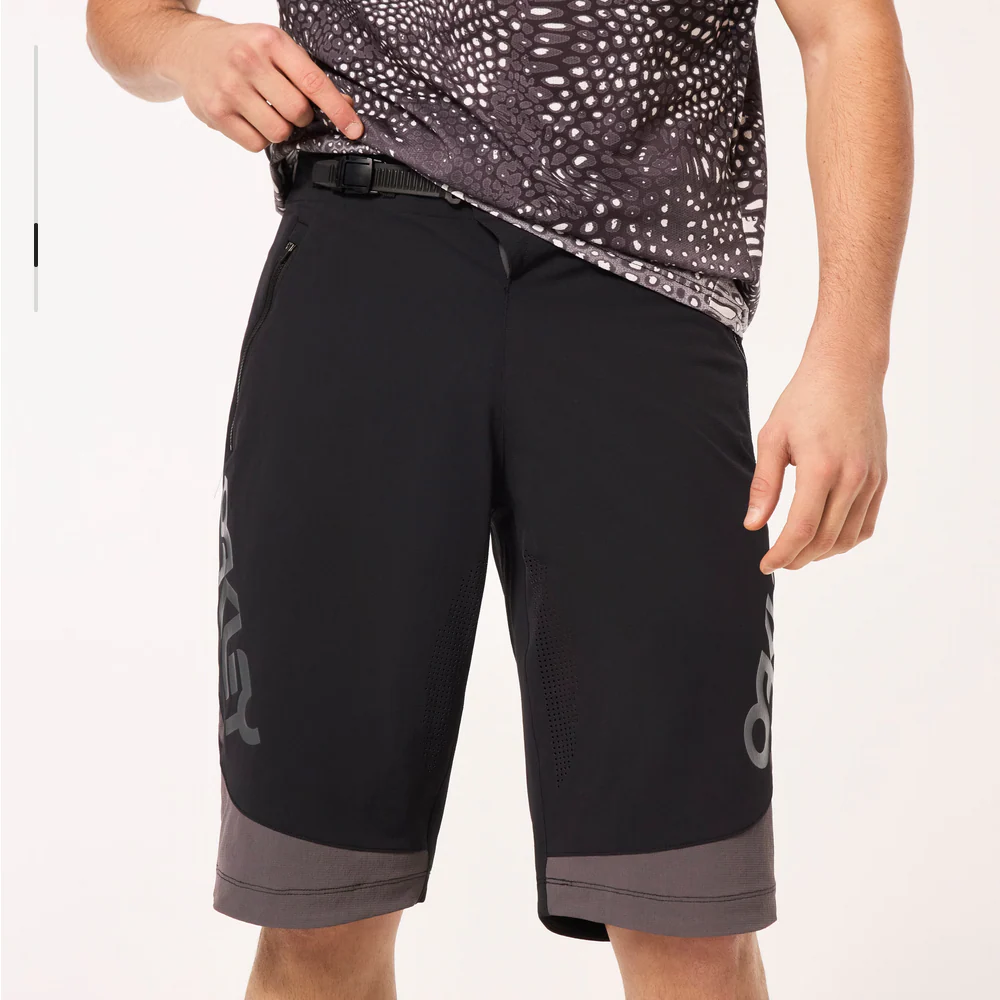 OAKLEY MAVEN SCRUB SHORT BLACK/GREY - Image 4